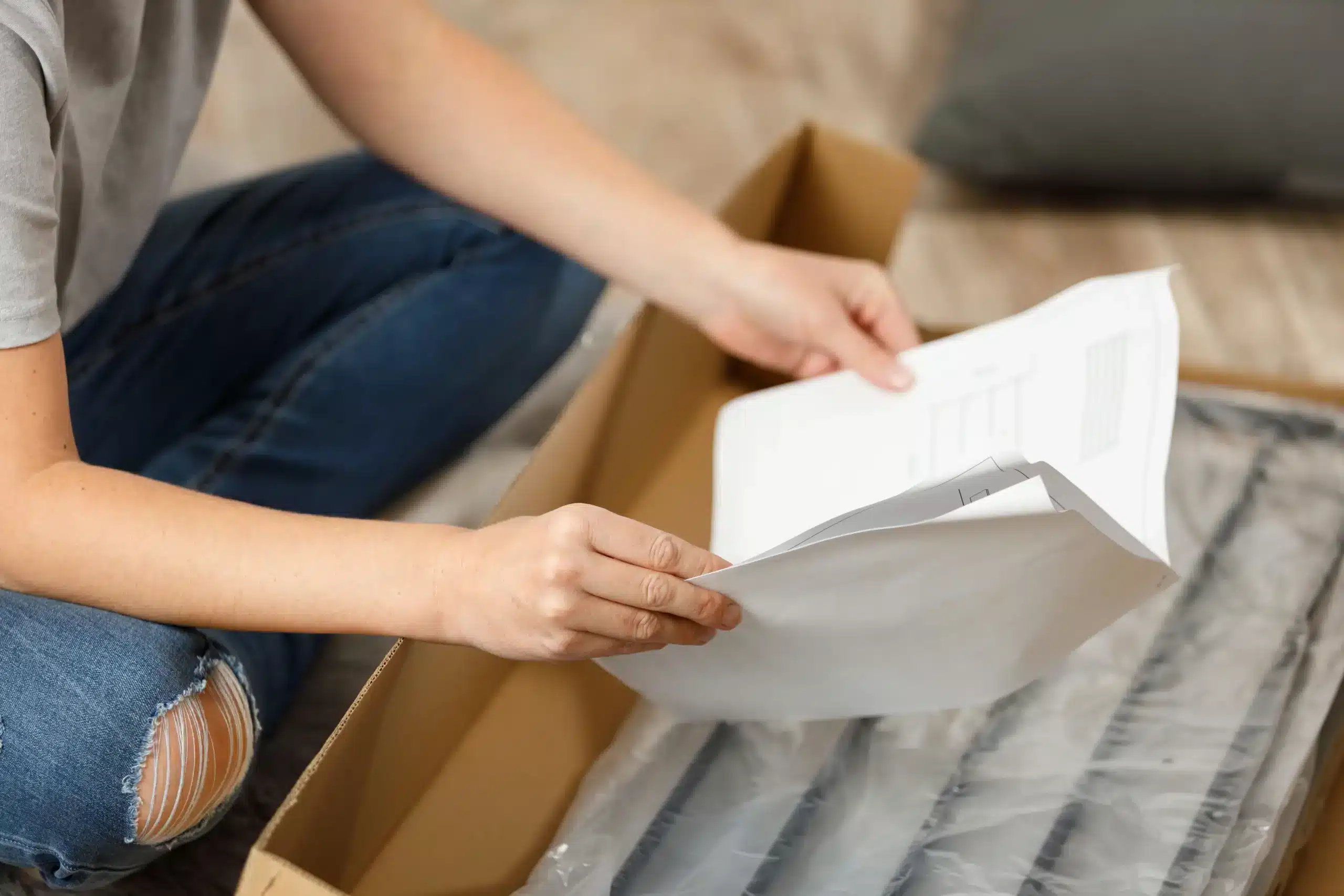 Person, der læser produktblad